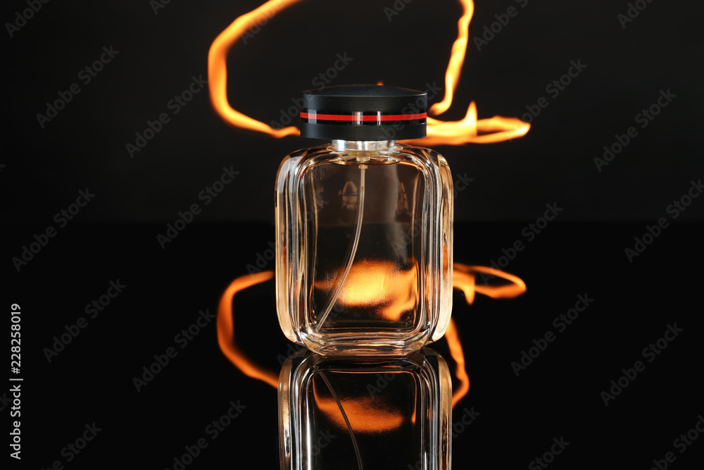 一瓶深色背景下有火焰的香水