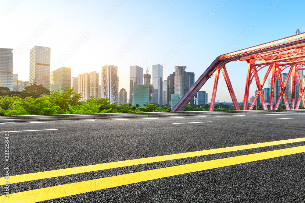 深圳空荡荡的柏油路和现代城市标志性建筑，带钢桥