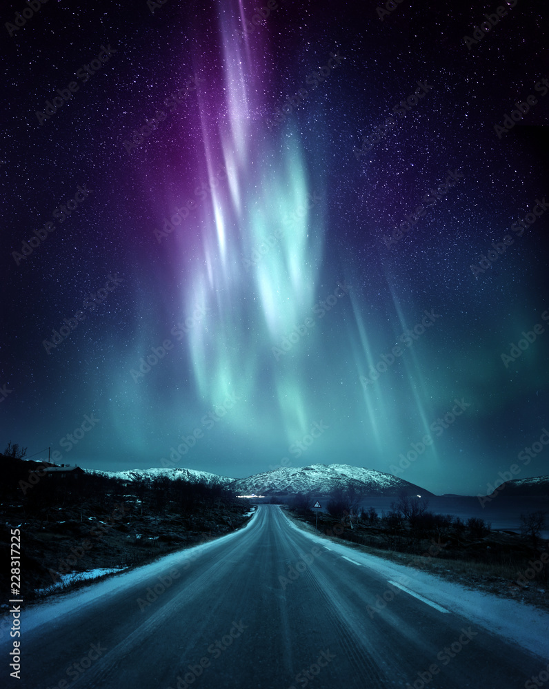挪威的一条平坦的道路，壮观的北极光极光照亮了夜空ab