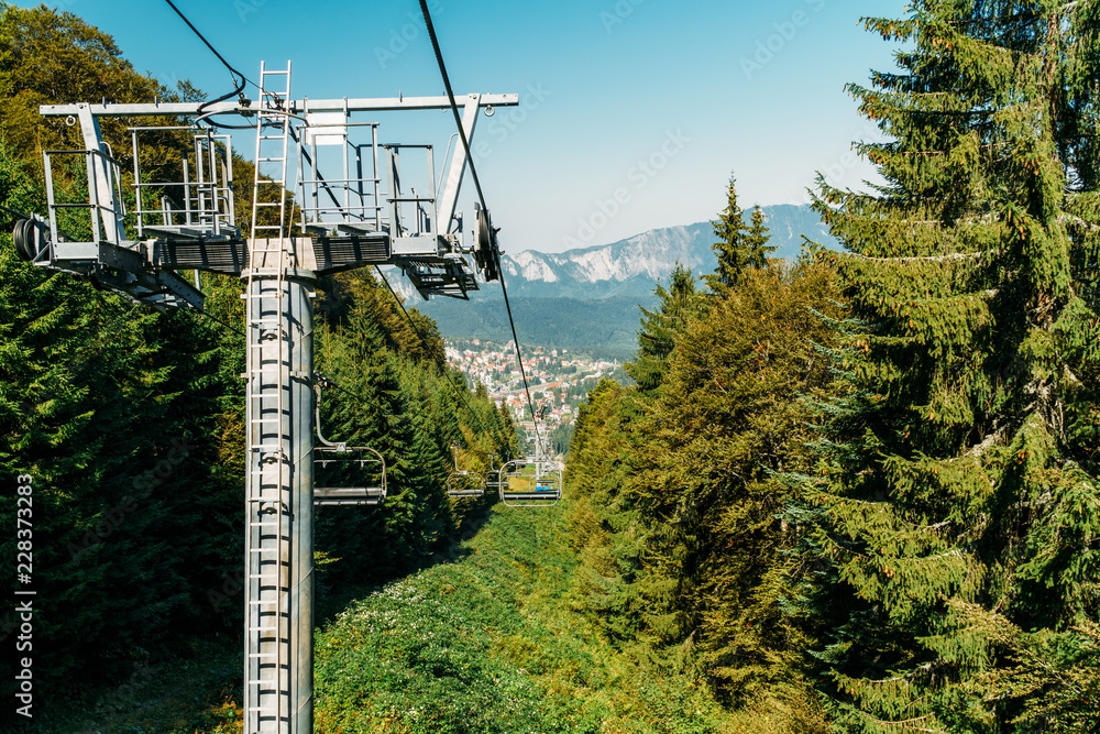 罗马尼亚巴斯特尼滑雪场喀尔巴阡山脉上空夏季缆车旅行