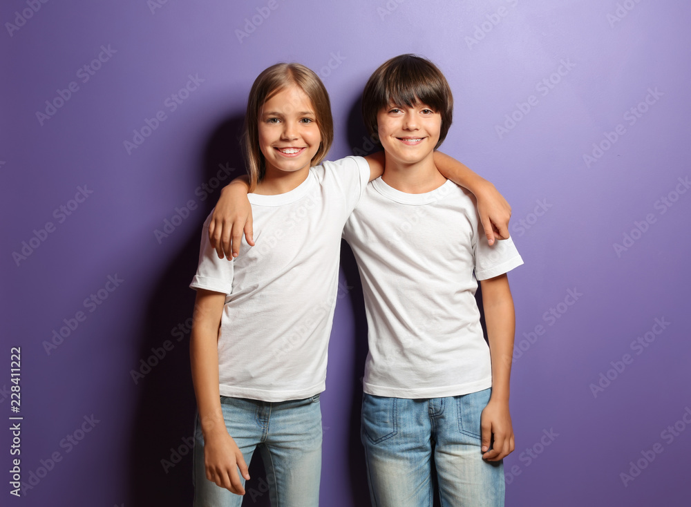 穿着t恤的男孩和女孩在彩色背景上拥抱在一起
