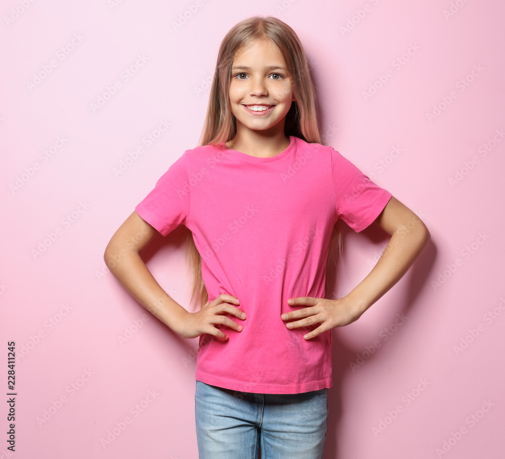 彩色背景t恤微笑的小女孩