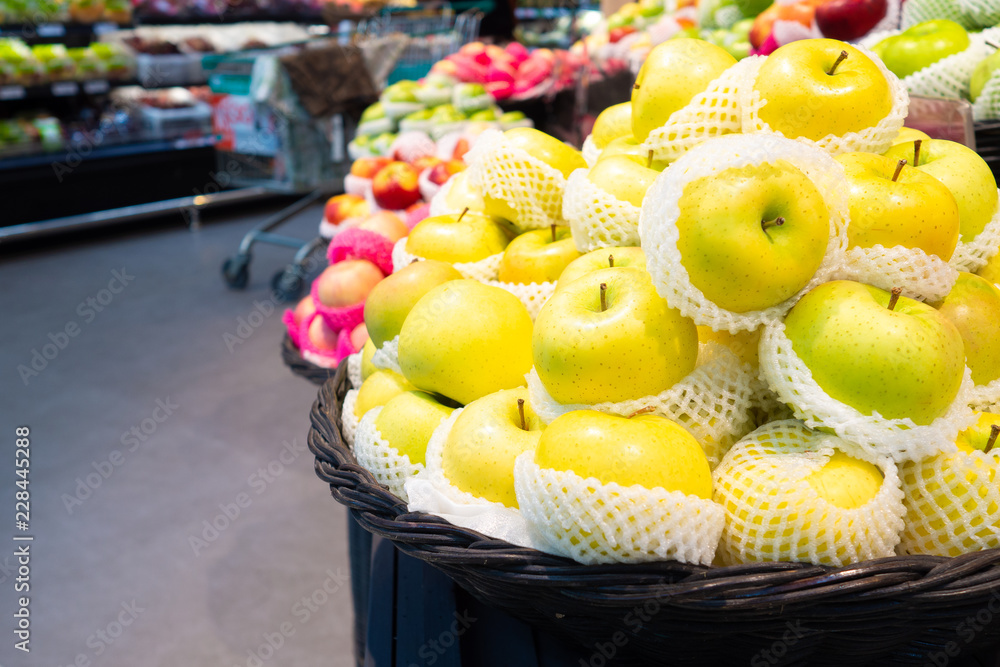 超市里的水果和蔬菜区。