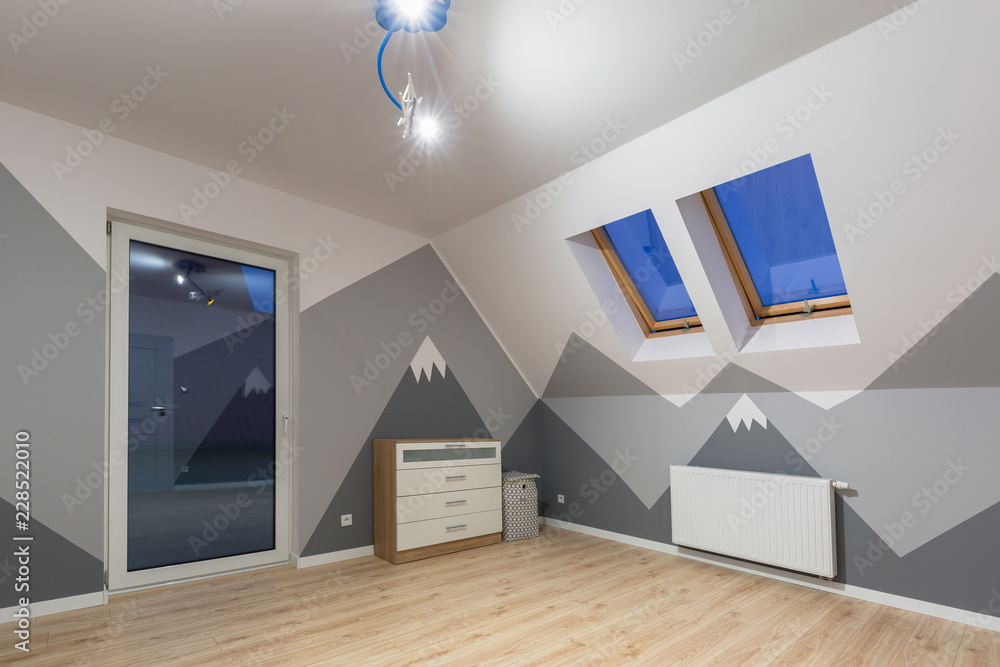 儿童卧室，采用山黑板漆和新型层压地板