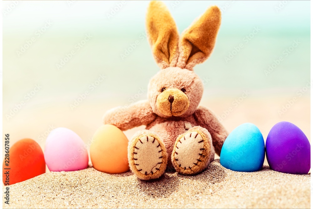 海滩上的复活节兔子和彩蛋