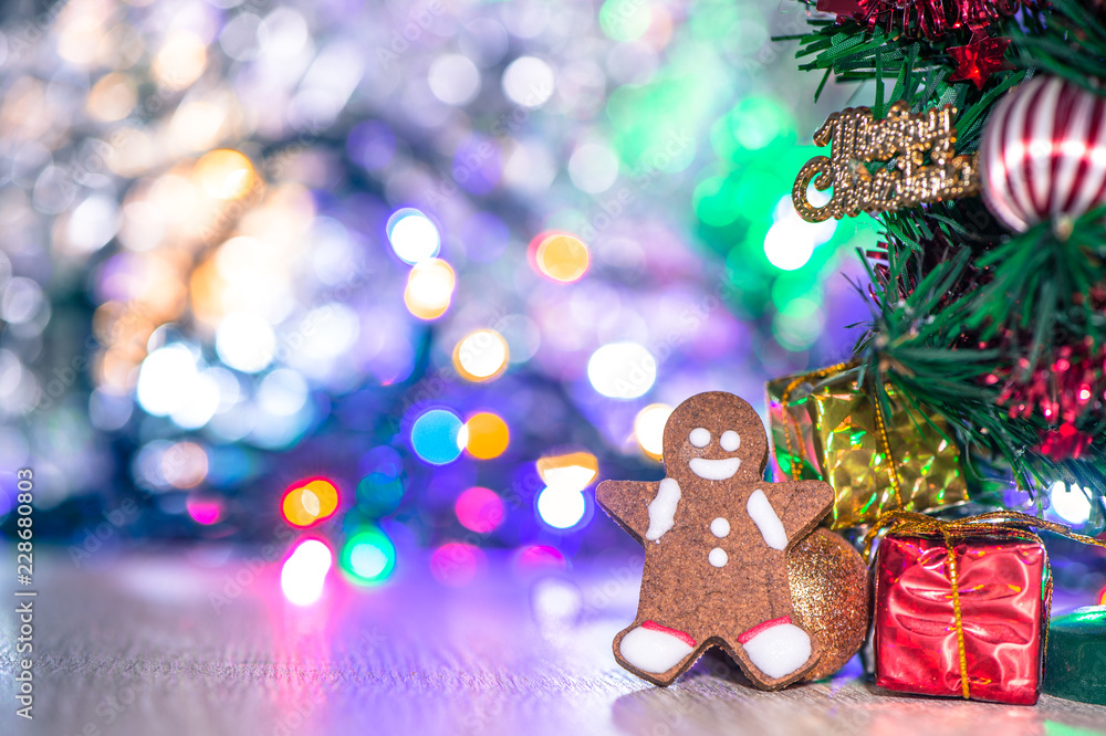 可爱的姜饼人，圣诞树和模糊的闪光背景，特写，bokeh，文本空间（