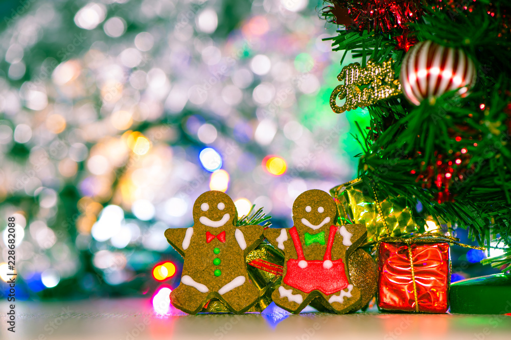 可爱的姜饼人，圣诞树和模糊的闪光背景，特写，bokeh，文本空间（