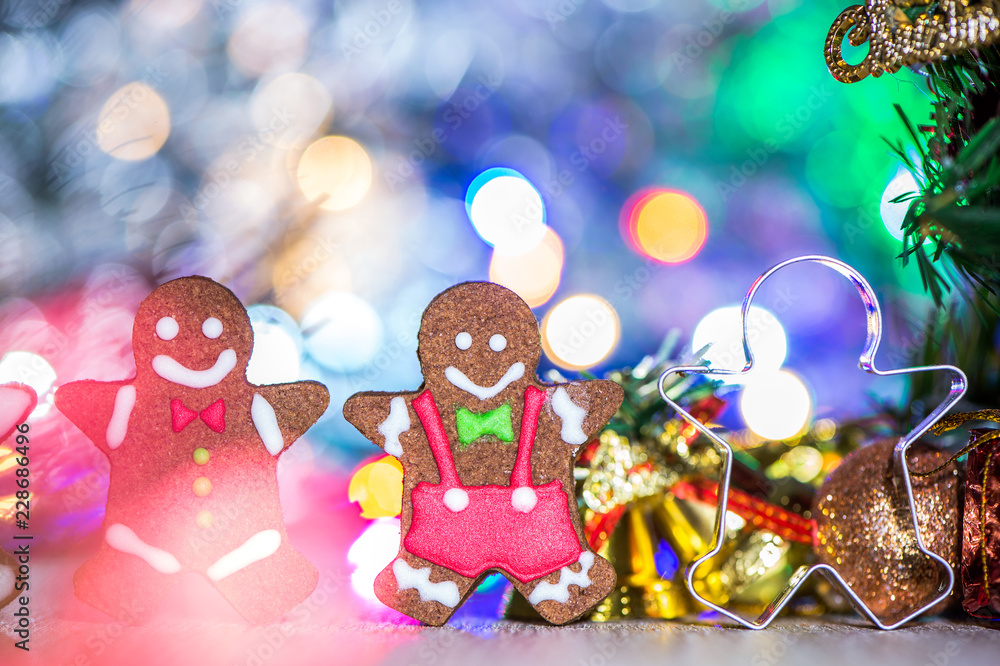 可爱的姜饼人，有圣诞树和模糊的闪光背景，特写，散焦，文本空间（