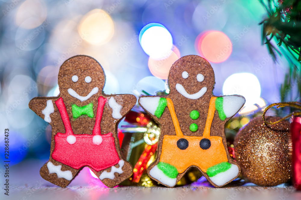 可爱的姜饼人，有圣诞树和模糊的闪光背景，特写，散焦，文本空间（