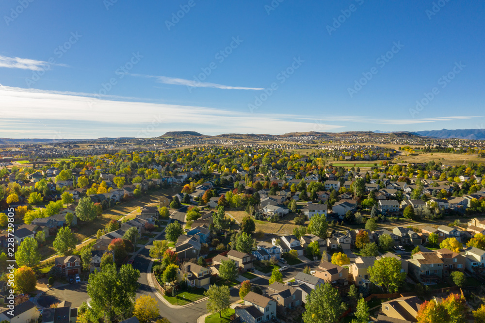 丹佛郊外科罗拉多州城堡岩的城市蔓延鸟瞰图