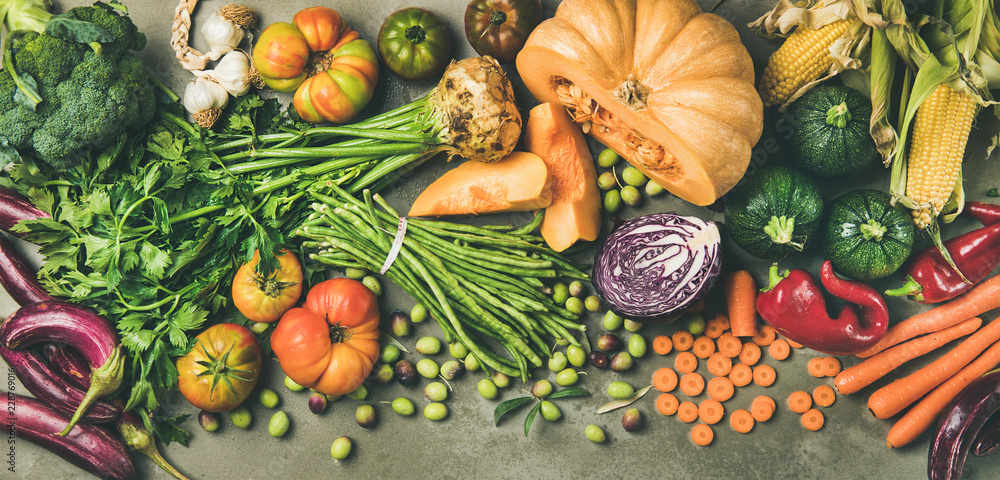 健康素食时令秋季食物烹饪背景。秋季蔬菜和草本植物的平面布局