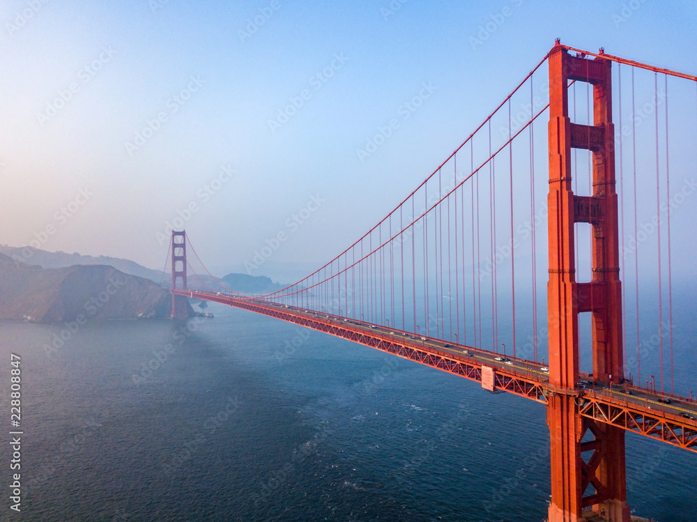 旧金山金门大桥鸟瞰图。漂亮的特写镜头。