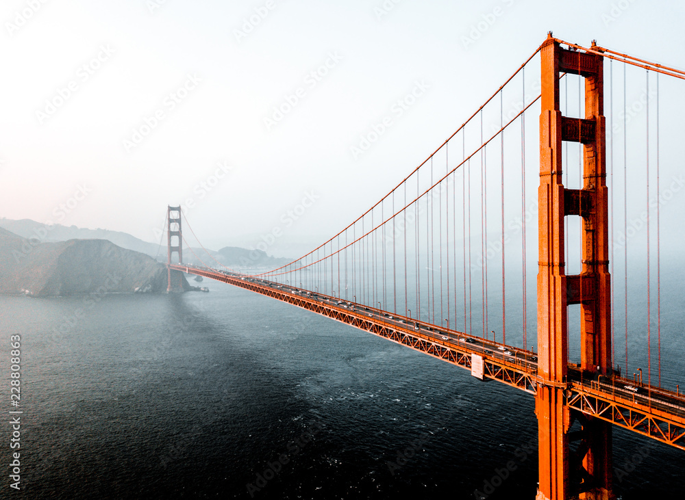 旧金山金门大桥鸟瞰图。美丽的特写镜头。