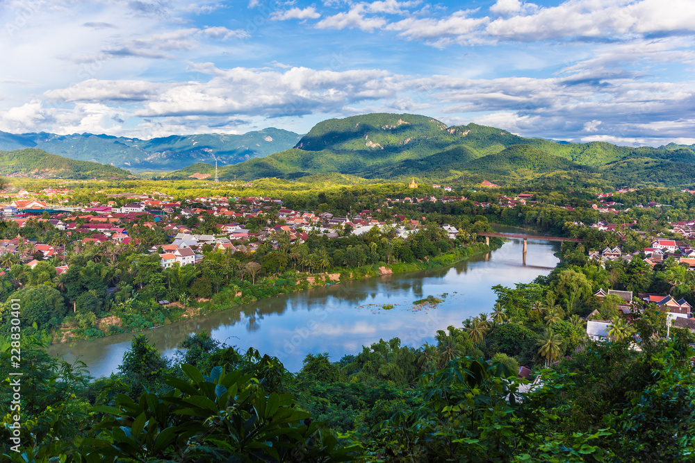 老挝琅勃拉邦Khan河沿岸城市景观