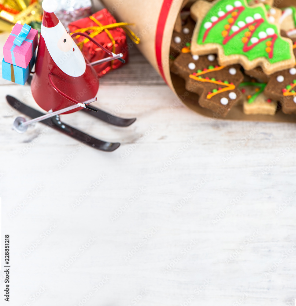 美味可爱的烤圣诞饼干（姜饼），纸袋里有漂亮的圣诞节装饰