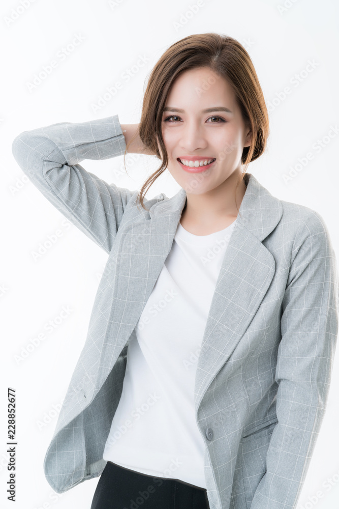 描绘一位穿着休闲服装的亚洲美女，面带幸福自信的微笑