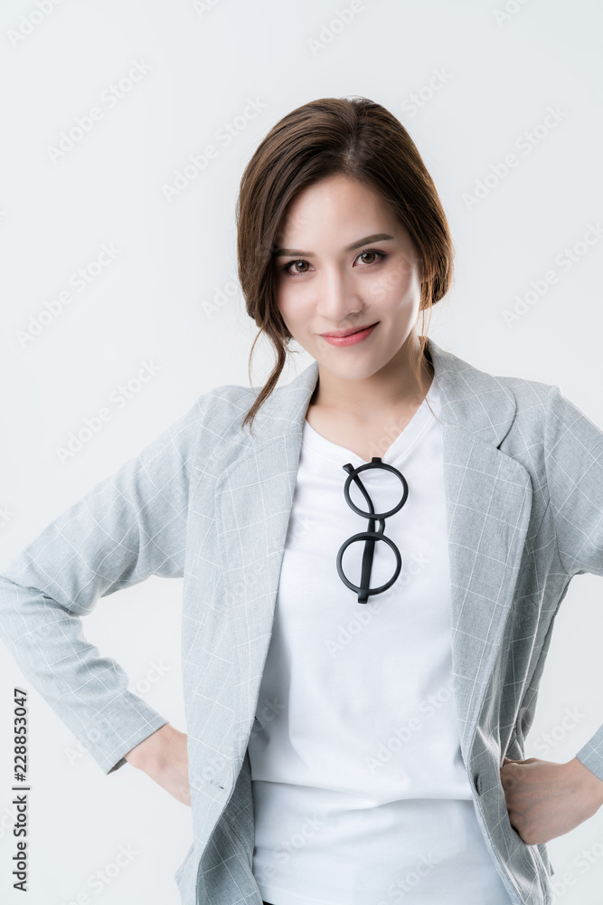 描绘一位穿着休闲服装的亚洲美女，面带幸福自信的微笑