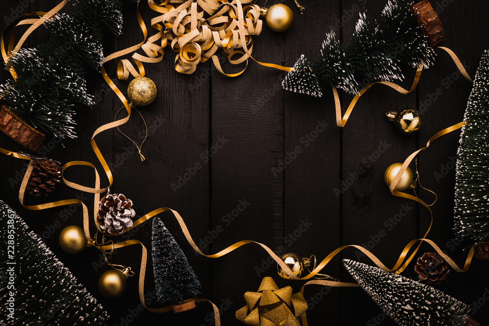 在黑色复古木地板上用fr装饰圣诞装饰物品的节日庆祝背景