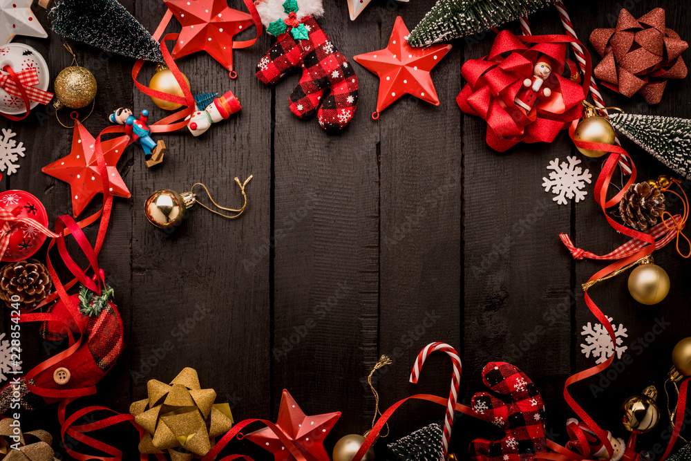 在黑色复古木地板上用fr装饰圣诞装饰物品的节日庆祝背景