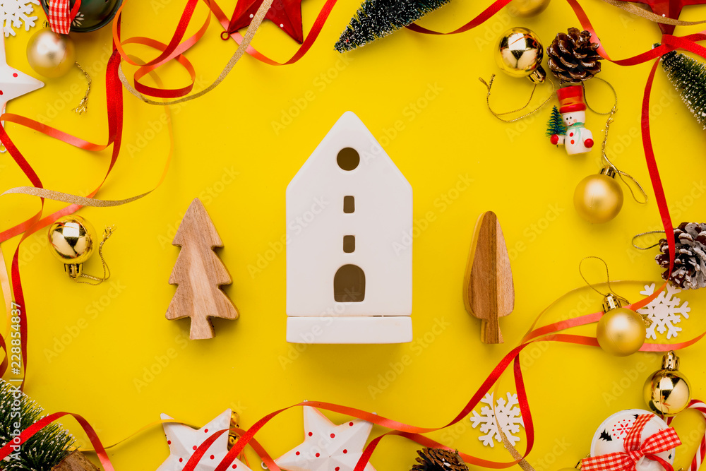 节日庆祝背景，黄色纸背景上的圣诞装饰物品免费