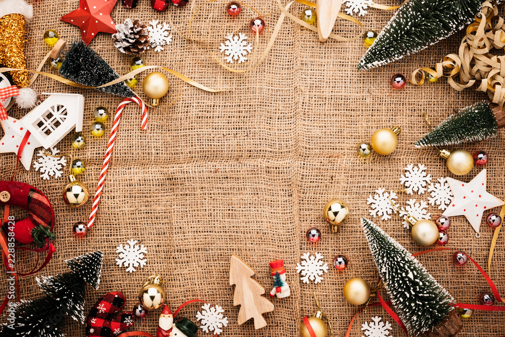 免费在老式藤地板上放置圣诞装饰物品的节日庆祝背景