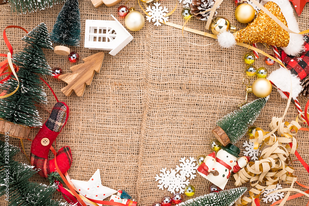 免费在老式藤地板上摆放圣诞装饰物品的节日庆祝背景