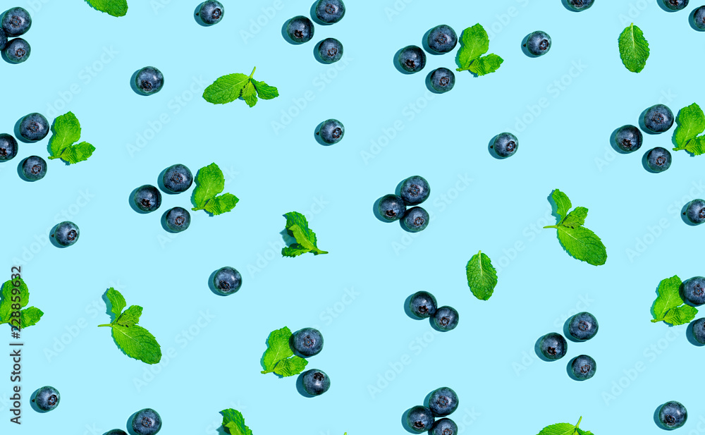 纯色背景上的蓝莓和薄荷糖