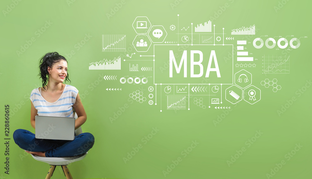 年轻女性使用笔记本电脑攻读MBA