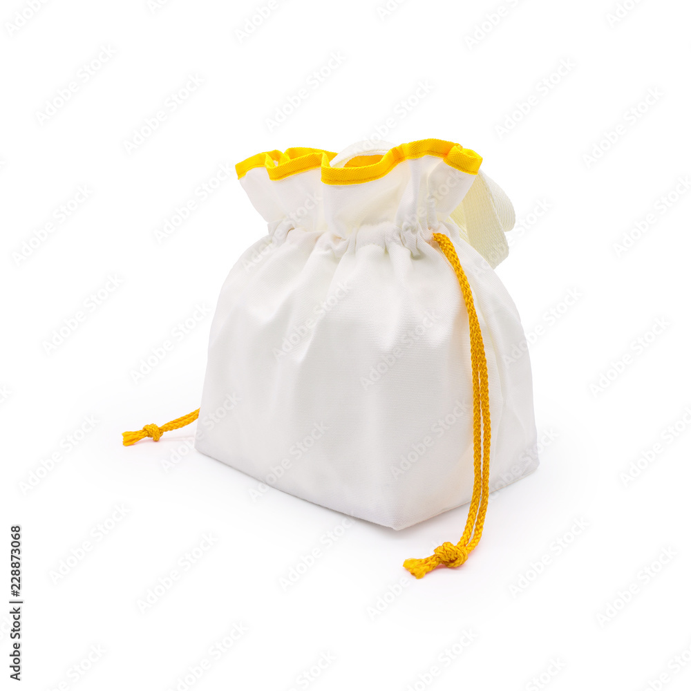 织物袋或野餐袋，带有剪裁路径的隔离背景。
