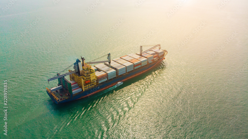集装箱货船的物流和运输以及货物进出口和商务物流，