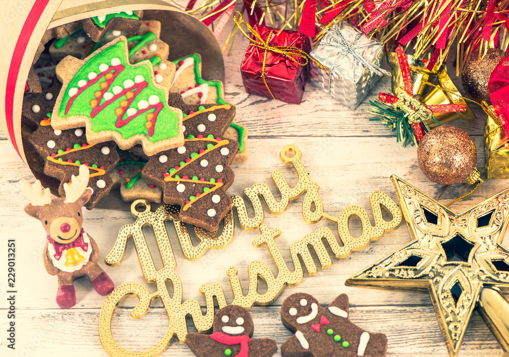 漂亮的圣诞构图和装饰，纸袋里的烤圣诞姜饼饼干