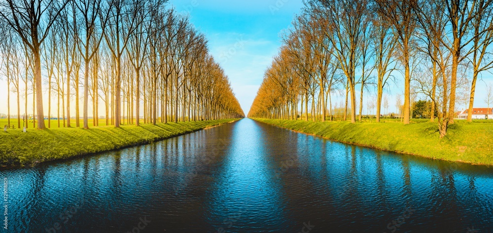 比利时法兰德斯著名的达姆运河全景
