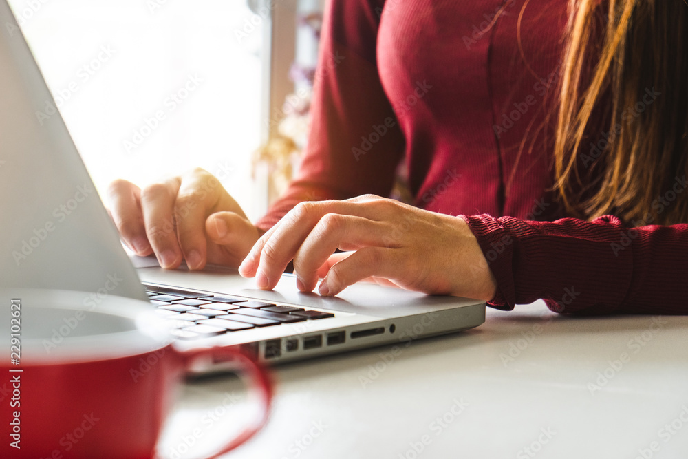 女商人用笔记本电脑打字键盘的社交媒体和营销虚拟图标屏幕