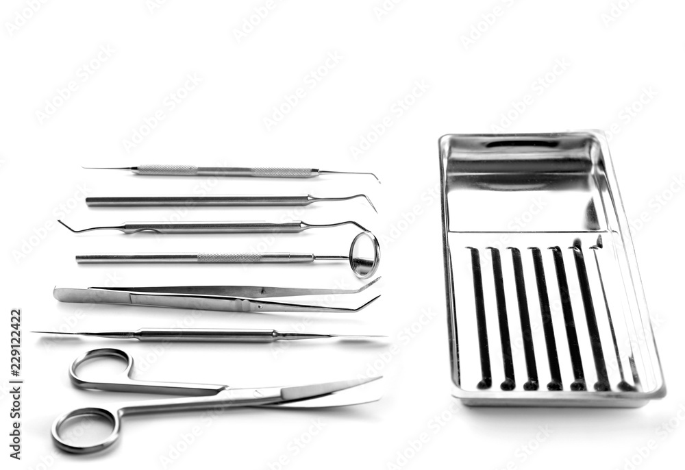 白底牙医工具和金属托盘