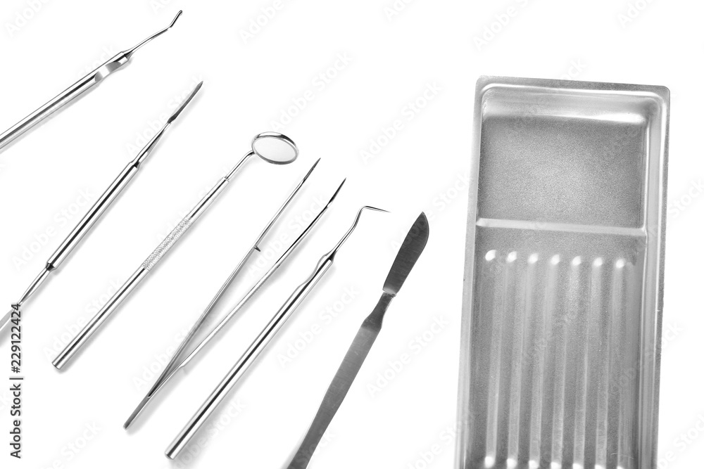 牙科工具和白底金属托盘
