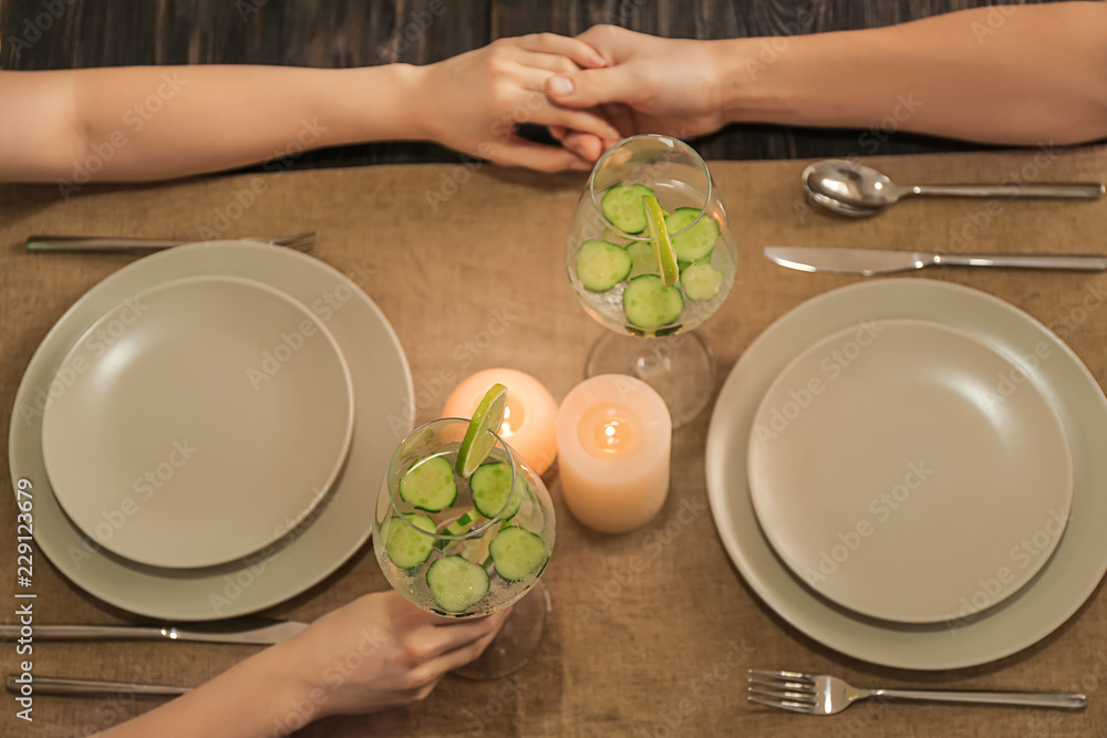 情侣喝一杯新鲜的黄瓜水，共进浪漫晚餐