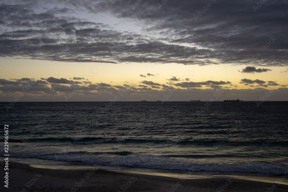 日落后的海滩景观