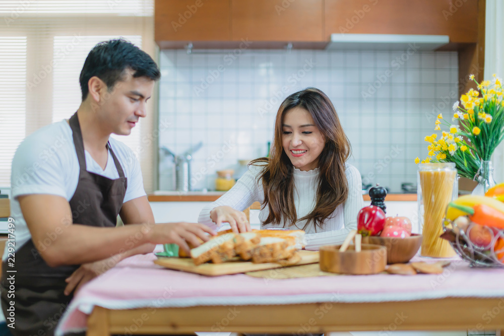 甜蜜的亚洲情侣幸福时刻一起在厨房准备早餐