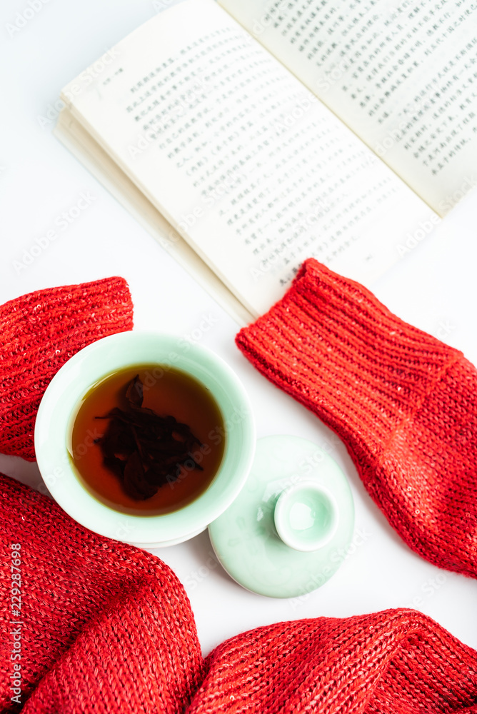 盖碗茶、书、红色毛衣/冬季阅读时间