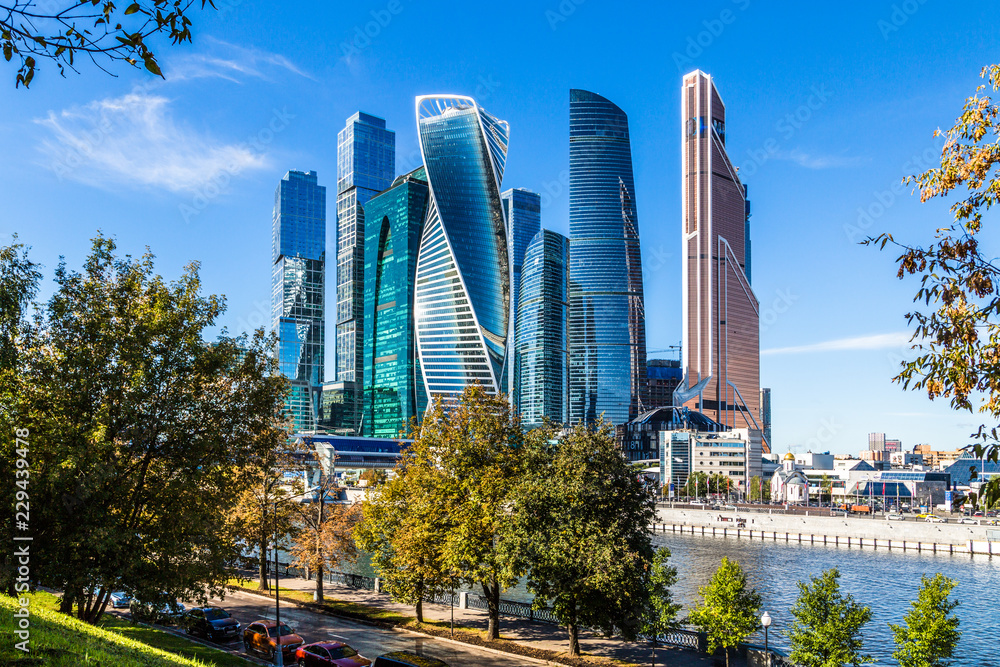 俄罗斯莫斯科-2018年9月26日：从码头俯瞰莫斯科国际商业中心