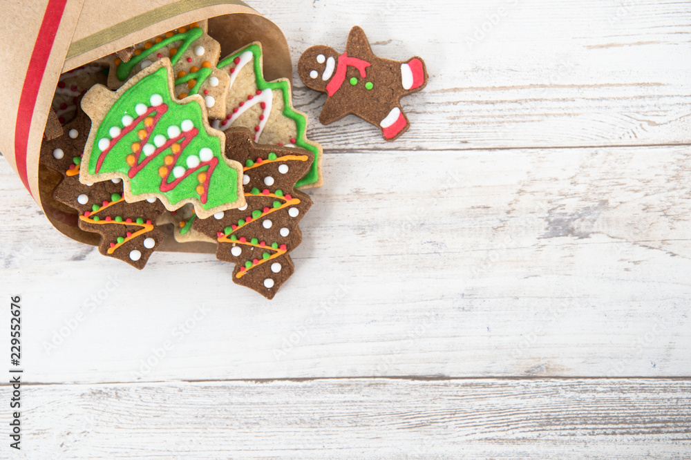 漂亮的圣诞构图和装饰，用纸袋烤圣诞姜饼饼干