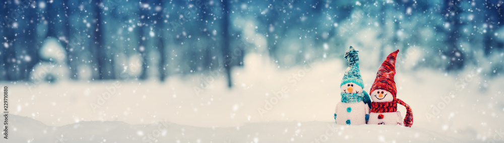 蓝底软雪上的小针织雪人
