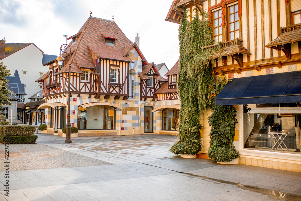 诺玛著名的法国度假胜地多维尔镇中心美丽的老房子的街景