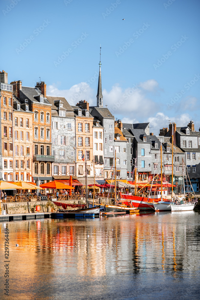 诺曼底著名的法国小镇洪弗勒的海滨，有美丽的老建筑
