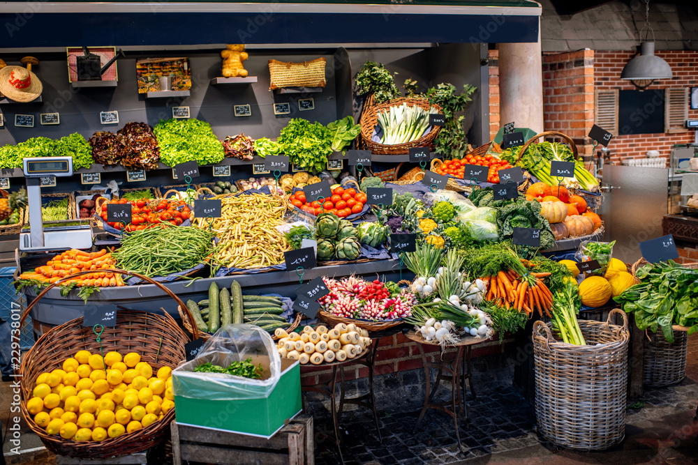 市场柜台上各种组织精美的水果和蔬菜