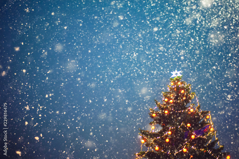 夜幕降临，圣诞树闪闪发光，还有复制空间