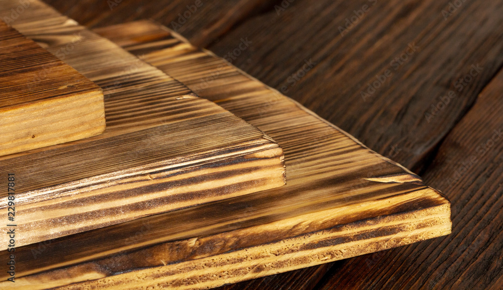 木桌上不同木质砧板堆叠的选择性焦点