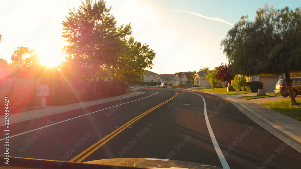 视角：日落时分，开车穿过加利福尼亚州宁静的郊区。