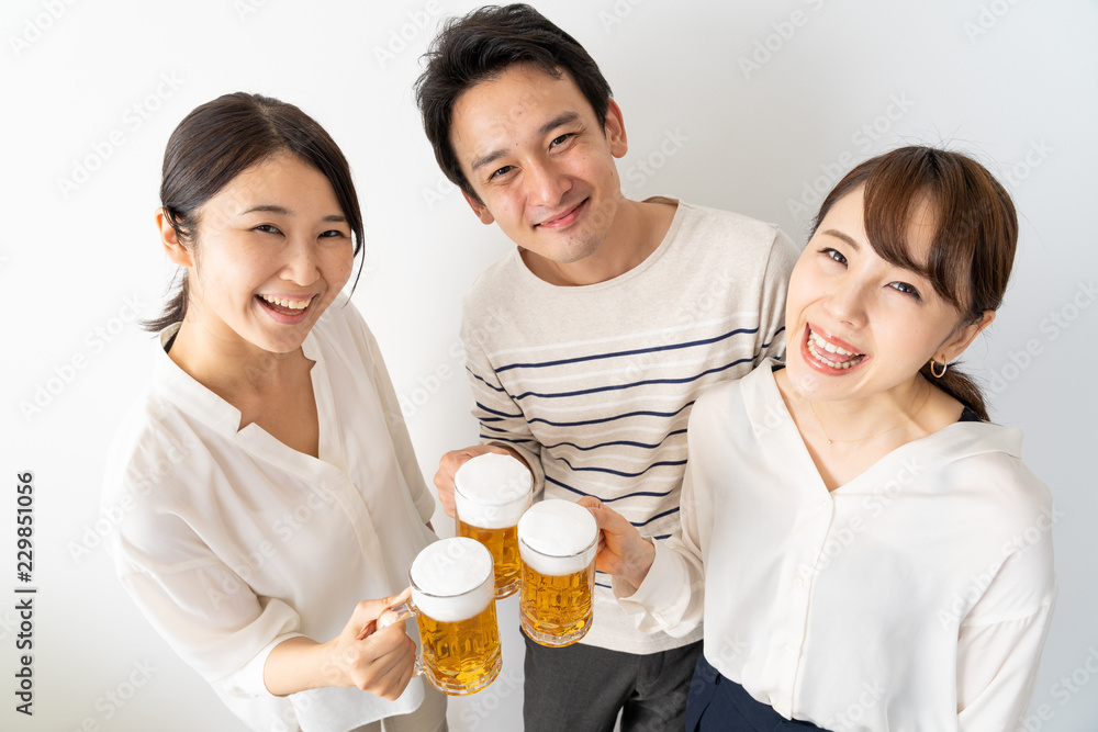 喝啤酒的亚洲年轻群体
