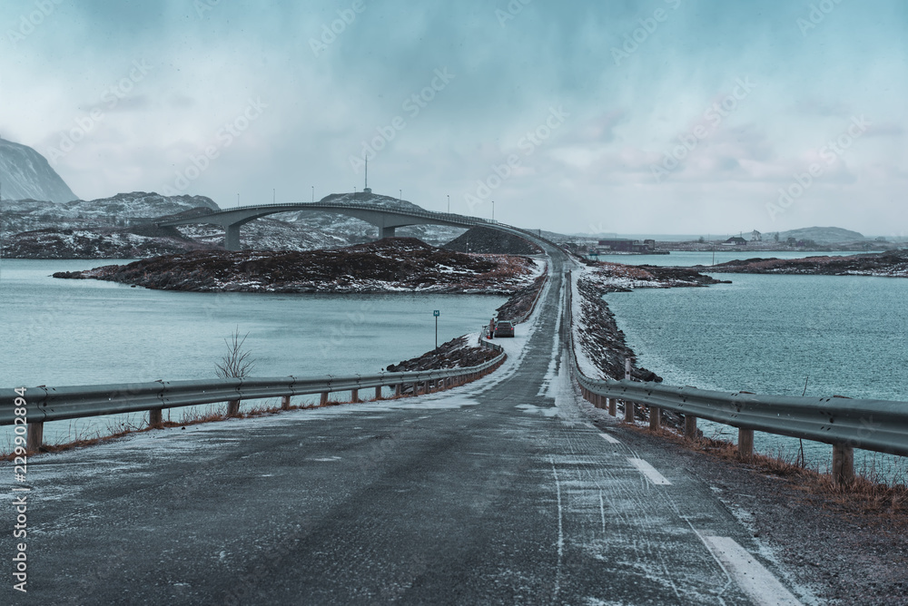挪威罗弗敦群岛白雪皑皑的海上冬季公路。岛与岛之间美丽的桥梁